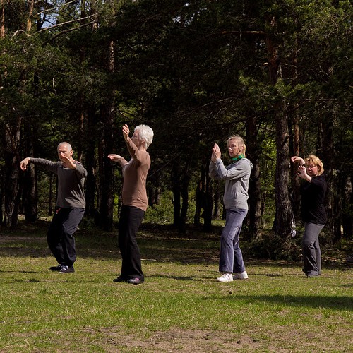 Ivo juhendab esimesi julgeid kevadisi õues harjutajaid.